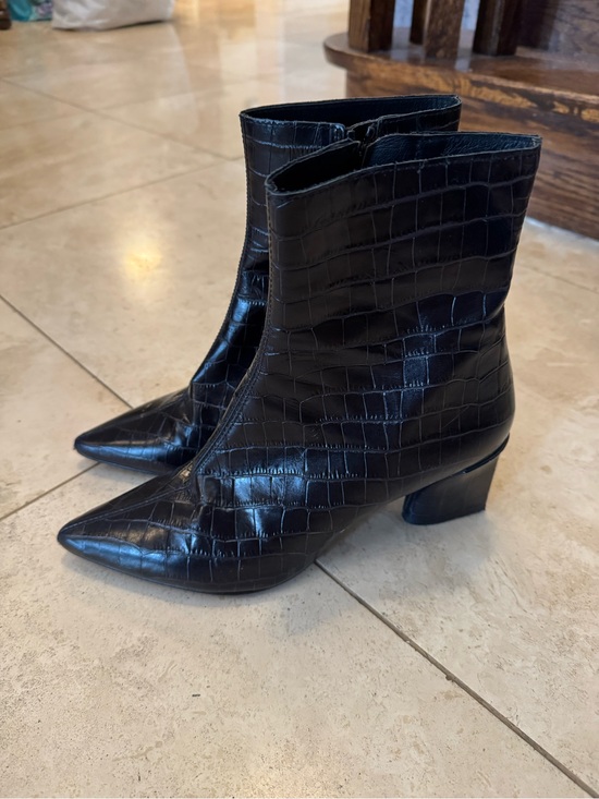 L'INTERVALLE Shoes - L’intervalle Black Croc-Embossed Pointed Toe Ankle Boots